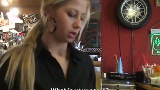 Esta linda moça loira fica excitada!