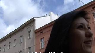 Jovem morena dá seu corpo fácil na rua