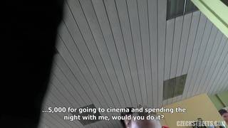 Uma mulher checa transa por dinheiro