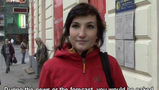 Ela deixa que ele a fode eventualmente!