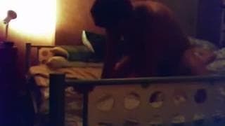 Ele leva sua puta à cama e grava tudo