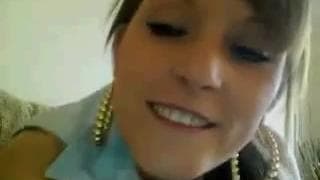 Ela gosta de cuspir nas tetas e acariciar