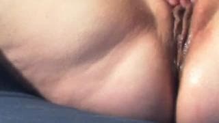 Esta mulher gosta de esfregar o bichano !