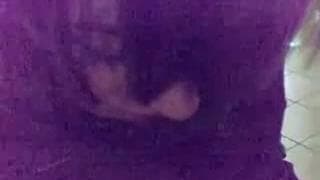 Esta moça se agacha para chupar pau Esta moça se agacha para chupar pau