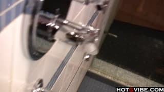 Loira gostosa se masturbando com anel vibrador durante o banho!