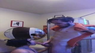 Ela dá um bom boquete e depois se deixa foder