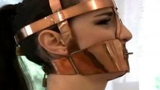 Ela coloca um focinho para masturbá-la! Ela coloca um focinho para masturbá-la!