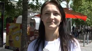 Ela ama essa rola dentro dela na floresta!