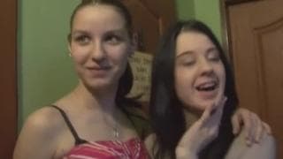 Um pouco de dinheiro para estas putas