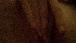 Esta moça adora dar-se o máximo de prazer