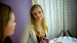 Um trio sexual com duas lésbicas e um macho