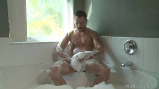 Valentin Petrov bate punheta no banho!