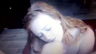 Esta ruiva tem um pau duro em sua boca