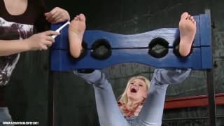 Fetichismo de pés entre duas belas loiras Fetichismo de pés entre duas belas loiras