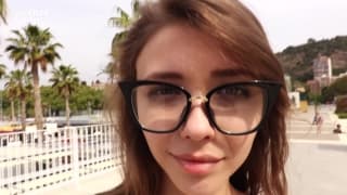 Mila se masturba numa piscina publica Mila se masturba numa piscina publica