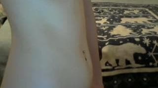 Ela gosta de se tocar na cama sozinha!