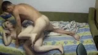 Esta loira gosta de deixar seu namorado duro