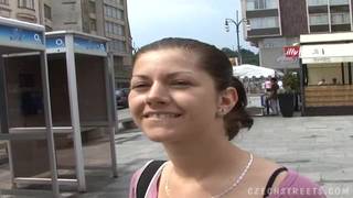 Conhecendo uma boa puta num restaurante