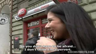 Morena de rua que cobra para chupar pau