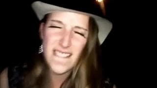 Ele a conhece no clube e a fode nas traseiras