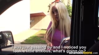 Loira linda e safada tem conversa quente e transa no carro!