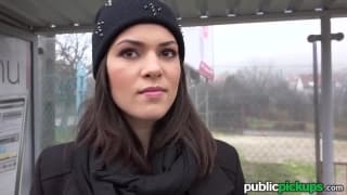 Esta garota é abordada na rua e recebe uma proposta sexual!