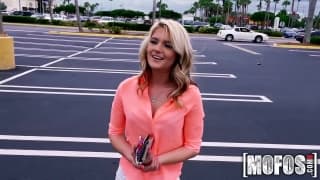 A loirinha Hope Harper vai chupar e trepar como uma cadela