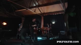 Lucia Love levando uma ejaculação interna no sexo a três