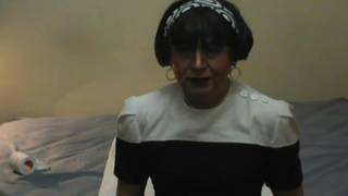 A gostosa Ivonne coloca um vibrador na bunda