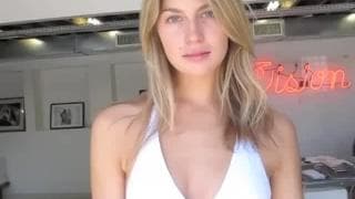 Annie McGinty fica nua e se masturba!