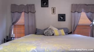 Jovem amadora fode-se com vibrador grosso!