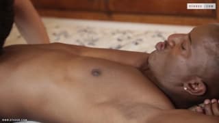 Um grande pau preto em seu cu branco apertado Um grande pau preto em seu cu branco apertado