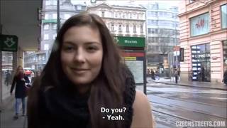 A vagabunda tcheca morena abre bem a boca