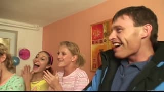 Uma jovem celebrado aniversario com amigas Uma jovem celebrado aniversario com amigas