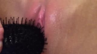 Se exibindo a se masturbar no duche