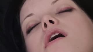 Esta jovem só quer o dildo enfiando na boceta