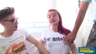 Uma jovem cadela está se divertindo com os garotos