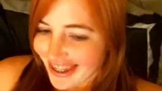 Esta puta nos mostra como se enfia um dildo