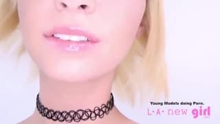 Esses olhos nos hipnotizam enquanto ele está chupando o pinto inteiro