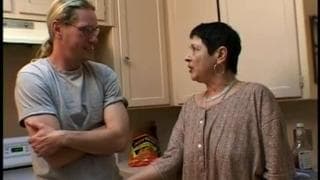 Esta senhora fica excitada por um jovem loiro Esta senhora fica excitada por um jovem loiro