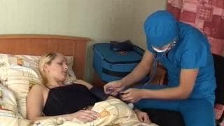 Um médico examinando essa buceta gostosa