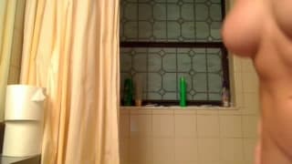 Debaixo do chuveiro eles se divertem fodendo!