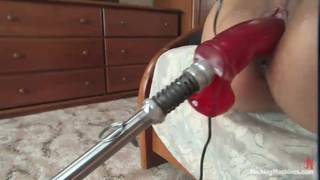 Sandra é a rainha encaixando grandes dildos Sandra é a rainha encaixando grandes dildos