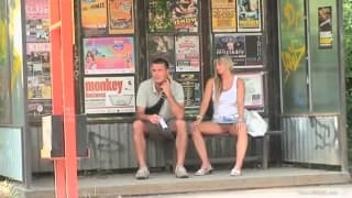 Ela adora fazer sexo oral com ele na rua Ela adora fazer sexo oral com ele na rua