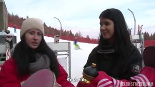 Bela puta transando na neve para derreter