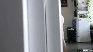 Em casa, sozinho, com sua irmã malcriada Alina West