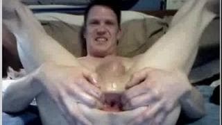 Aqui vemos um cara enfiando coisas em seu cu!