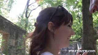 Ele leva uma boa moça para passear!