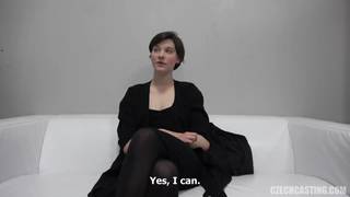 Anna começa a chupar em um casting pornô