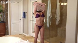 A Milf Christiana Cinn desfruta de um facial com o seu enteado